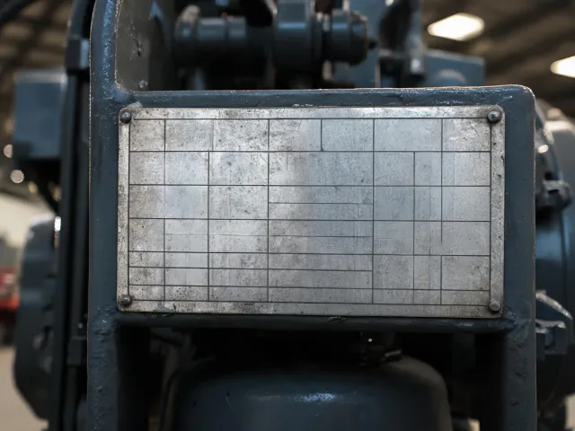 Nameplate and capacity table on a hoist housing